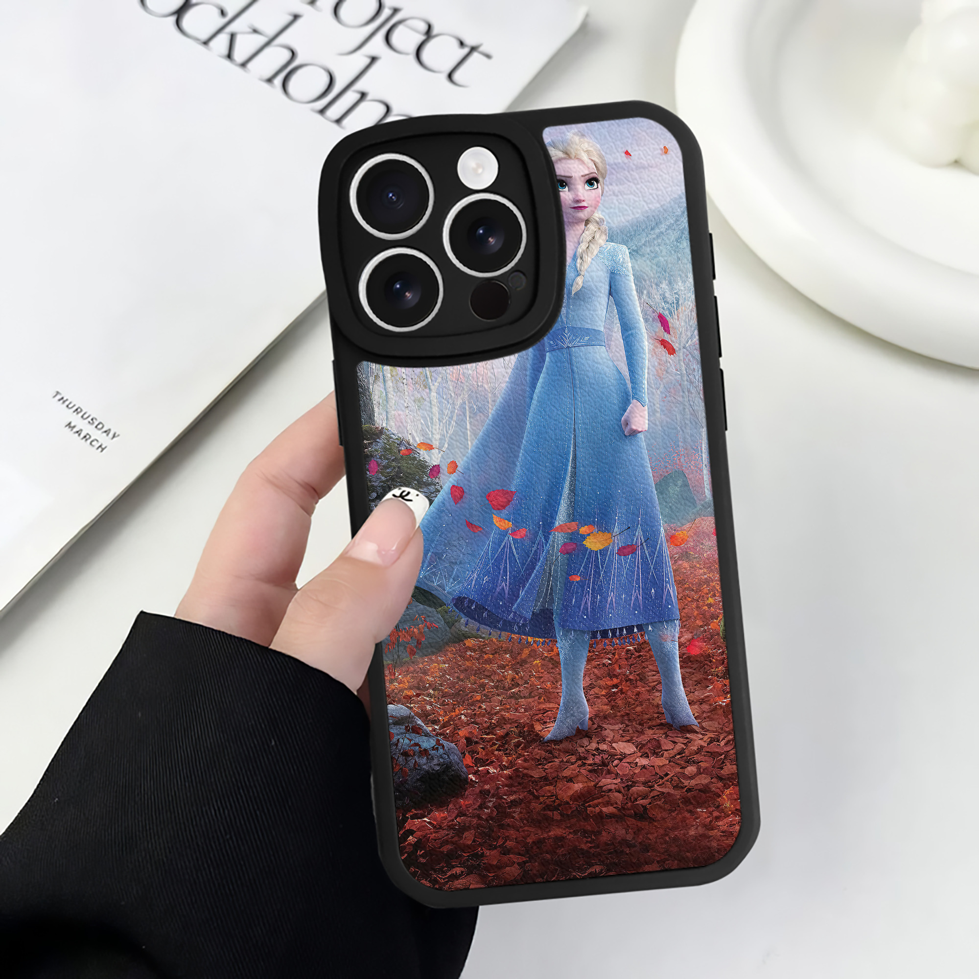 （画像用） アナと雪の女王 アンナ エルサ Frozen Anna Elsa 【iPhone 16シリーズ対応】シリコンスマホケース（レザー調） 材質：シリコン